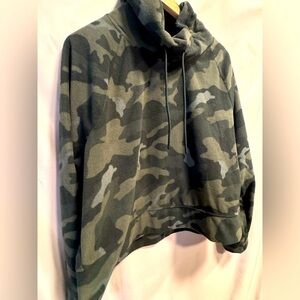 Old Navy Women’s Camo Funnel Neck Cropped Hoodie size XL